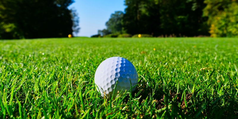 Was sind die Regeln für das Einlochen beim Golf?